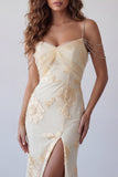 Vestido formal floral de sirena amarillo claro con tiras de cadena de pedrería