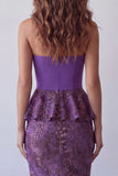 Vestido formal midi sin tirantes de sirena de gasa morada con volantes