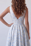 Vestido formal largo azul claro de línea en V con escote en V y flores fruncidas,