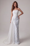 Vestido formal largo de corte azul claro sin tirantes con flores fruncidas, largo y fajilla