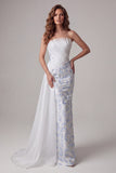 Vestido formal largo de corte azul claro sin tirantes con flores fruncidas, largo y fajilla