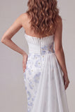 Vestido formal largo de corte azul claro sin tirantes con flores fruncidas, largo y fajilla