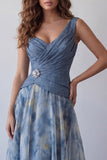 Vestido formal largo y floral arrugado azul polvoriento de escote en V azul polvoriento