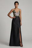 Vestido negro largo de cuello en V con flores de madre de la novia y abertura