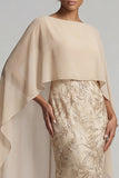 Vestido de sirena con aplicación de champán y capa