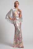 Vestido largo de sirena de sirena plateada con brillante flor y capa