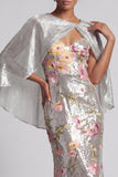 Vestido largo de sirena de sirena plateada con brillante flor y capa
