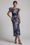 Vestido de madre de novia floral azul marino con funda con volantes