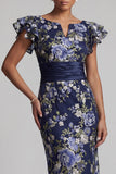 Vestido de madre de novia floral azul marino con funda con volantes