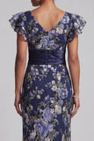 Vestido de madre de novia floral azul marino con funda con volantes