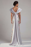 Vestido largo de sirena de lentejuejas plateadas con capa