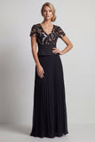 Vestido de madre de la novia con líneas largas de chiffon negro brillante y plisados