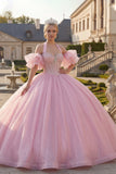 Vestido de baile rosa con escote halter y corsé de cuentas y mangas abulgadas