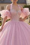 Vestido de baile rosa con escote halter y corsé de cuentas y mangas abulgadas