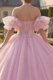 Vestido de baile rosa con escote halter y corsé de cuentas y mangas abulgadas