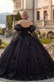 Vestido de gala con escote halter y aplicada con aplicada negra de quinceañera y mangas abombadas