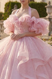 Vestido de gala con escote halter y rubor con volantes y mangas aborrecadas