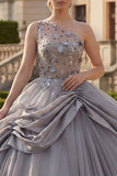 Vestido de quinceañera gris claro de un hombro fruncido con apliques
