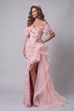 Vestido de concurso rosa con volantes descubiertos y capa lateral