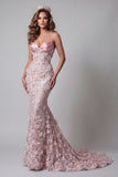 Corsé brillante con corset de color rosa sirena con cuentas y largo vestido floral de concurso
