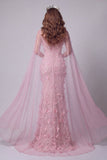 Vestido largo de belleza rosa sirena con cuello de barco floral con cuentas y capa