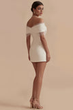 Vestido de graduación corto, ajustado y ajustado de hombros blancos