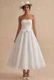 Vestido de novia bohemio de línea A de encaje floral blanco sin tirantes