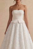 Vestido de novia bohemio de línea A de encaje floral blanco sin tirantes