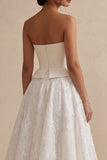 Vestido de novia bohemio de línea A de encaje floral blanco sin tirantes