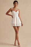 Vestido de graduación blanco corto de tirantes finos con volantes