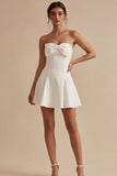 Vestido de graduación corto, sin tirantes de línea A, blanco con lazo