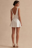 Vestido de graduación corto blanco de escote en V