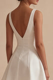 Vestido de graduación corto blanco de escote en V