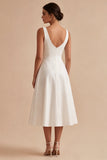 Vestido de compromiso midi blanco con escote en V y línea A