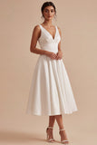 Vestido de compromiso midi blanco con escote en V y línea A