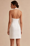 Vestido blanco pequeño con corte ajustado con espalda abierta