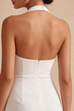 Vestido blanco pequeño con corte ajustado con espalda abierta
