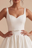 Vestido mini Sweetheart de línea blanca A con lazo.