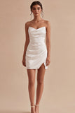 Vestido blanco sin tirantes con arcos fruncidos, con abertura