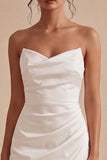 Vestido blanco sin tirantes con arcos fruncidos, con abertura