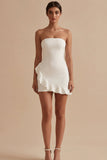 Vestido blanco sin tirantes con volantes