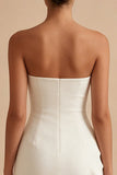 Vestido blanco sin tirantes con volantes
