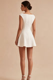 Un vestido blanco pequeño de cuello bateau