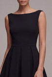Vestido negro pequeño de cuello barco de línea A