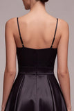 Vestido negro pequeño de tirantes finos fruncidos