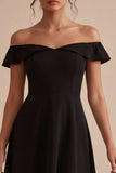 Alto Bajo Una línea de hombros Vestido negro pequeño