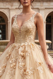 Vestido de baile champán con escote en V y aplicada de quinceañera