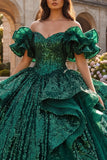 Vestido de baile de quinceañera verde oscuro con volantes caídos del hombro