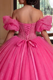 Vestido de gala de corsé fucsia con hombros descubiertos y brillante vestido de quinceañera