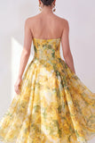 Vestido midi floral midi estampado en amarillo sin tirantes amarillo A